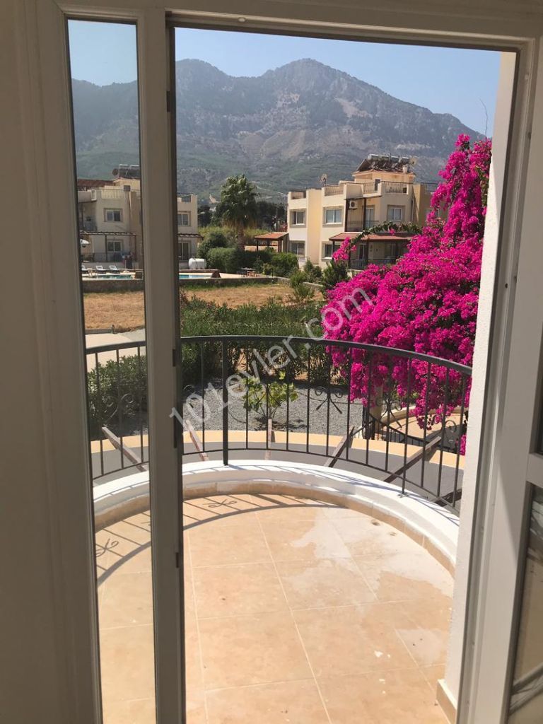 Girne Lapta Bölgesinde 3+1 Satılık Penthouse 68000 STG 