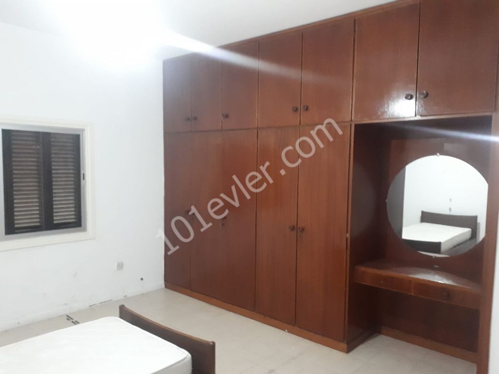 Lords Palace Otele yakın 3+1 Kiralık Ofis