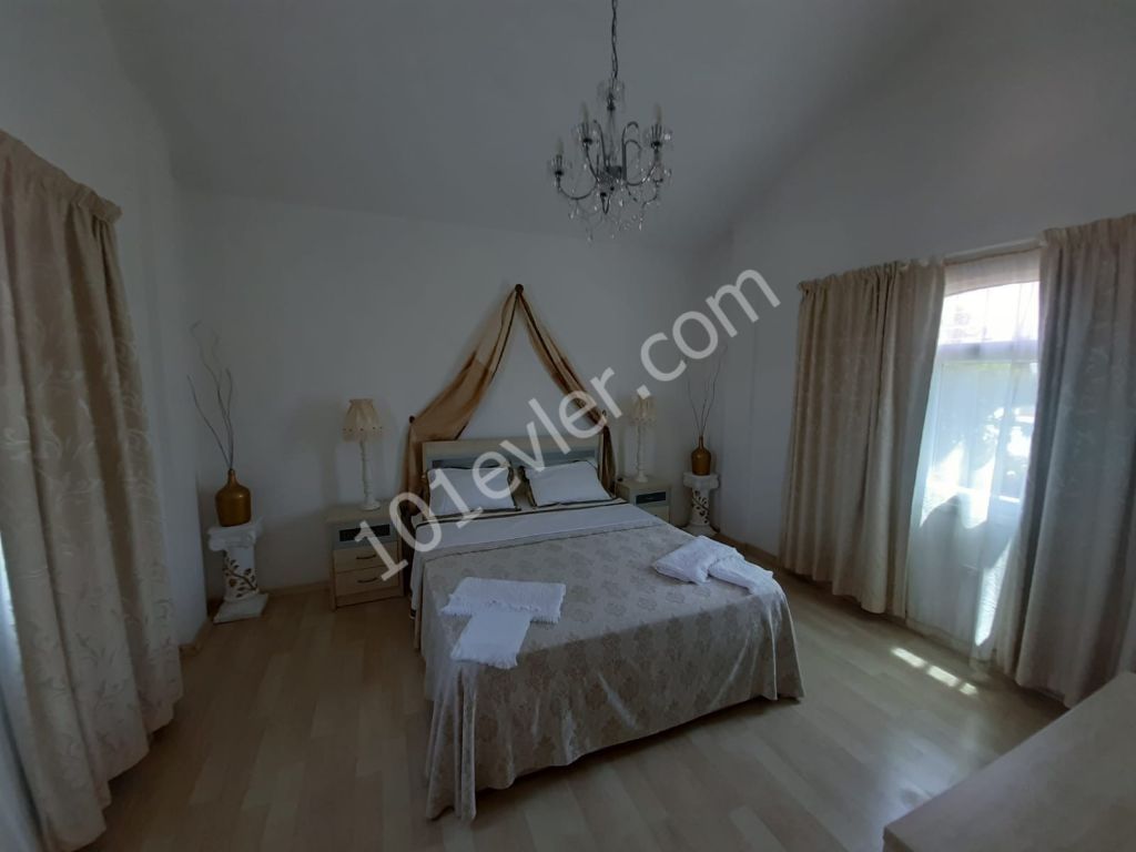 Girne Karaoğlanoğlu Bölgesinde 4+1 Kiralık Villa 1350 STG 