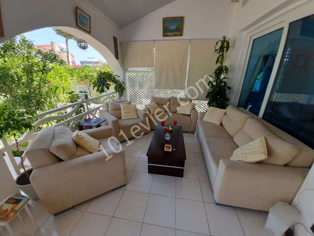 Girne Karaoğlanoğlu Bölgesinde 4+1 Kiralık Villa 1350 STG 