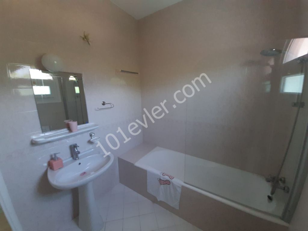 Girne Karaoğlanoğlu Bölgesinde 4+1 Kiralık Villa 1350 STG 