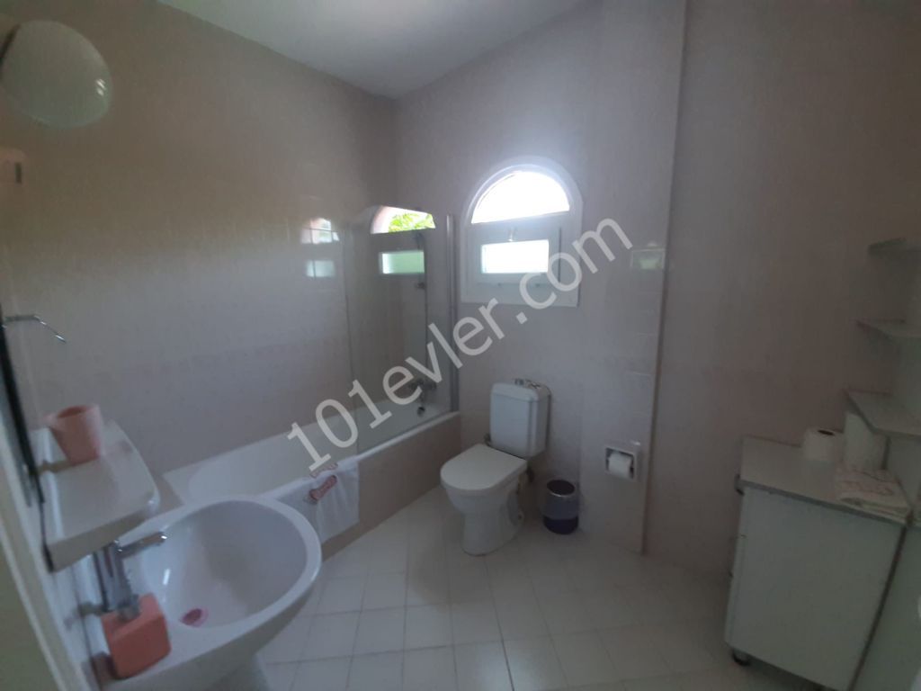 Girne Karaoğlanoğlu Bölgesinde 4+1 Kiralık Villa 1350 STG 