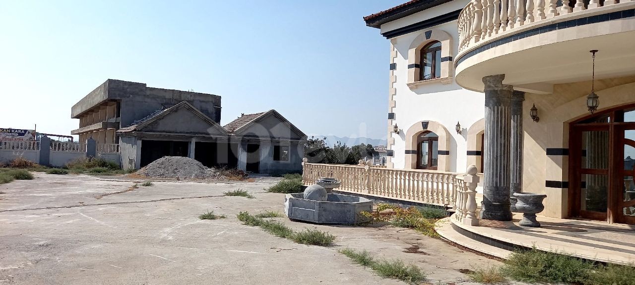 WUNDERSCHÖNE VILLA MIT EINER GESCHLOSSENEN FLÄCHE VON 500 QUADRATMETERN AN DER HAUPTSTRAßE ** 