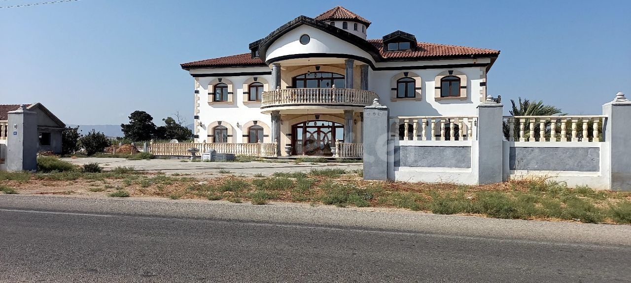 WUNDERSCHÖNE VILLA MIT EINER GESCHLOSSENEN FLÄCHE VON 500 QUADRATMETERN AN DER HAUPTSTRAßE ** 