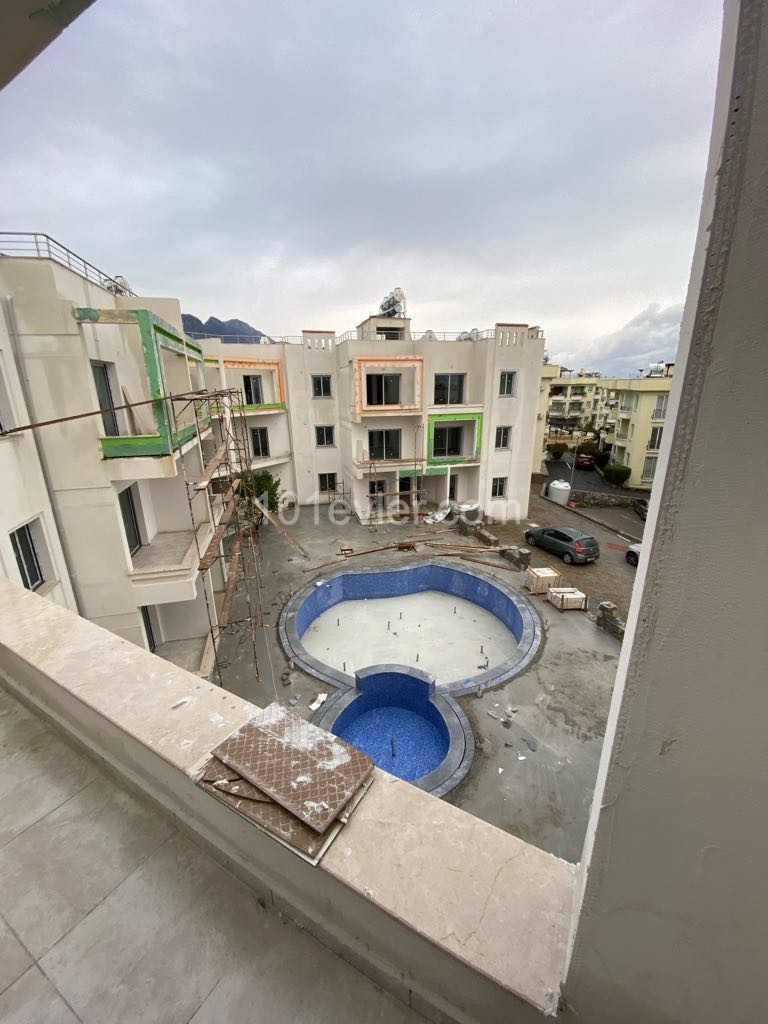 3+1 flat for sale with terrace in a complex with swimming pool in Alsancak, Girne ** 