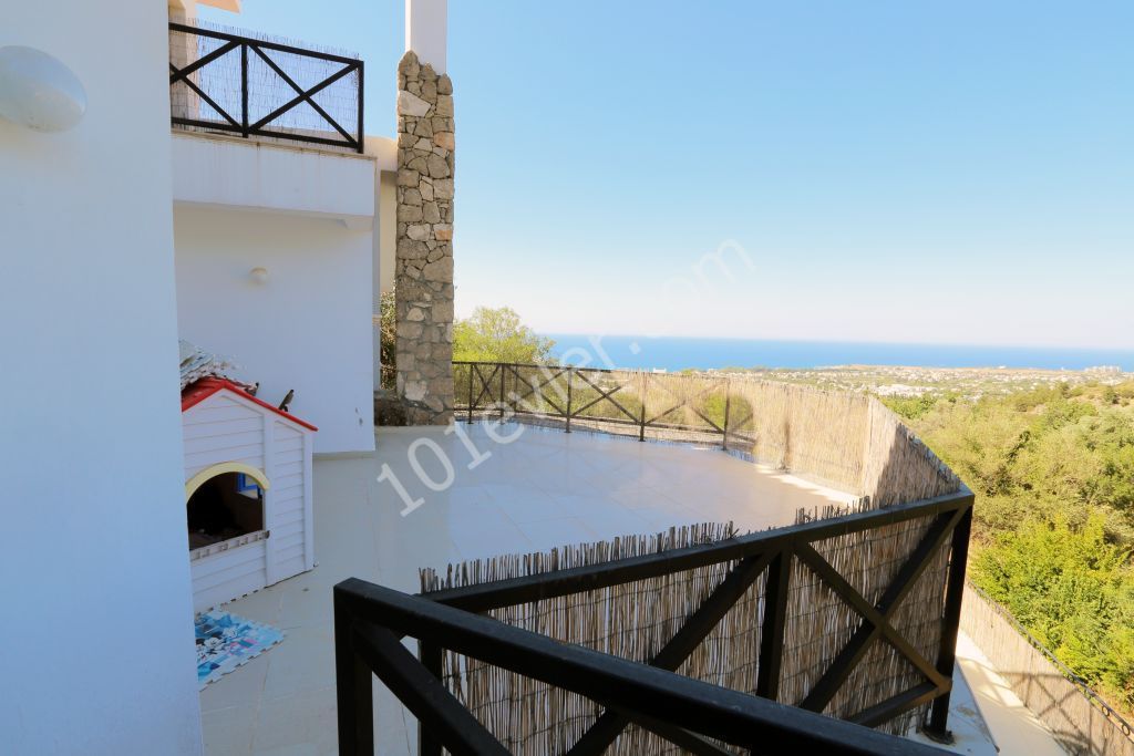 Girne-Laptada Dağ ve deniz manzaralı Villa