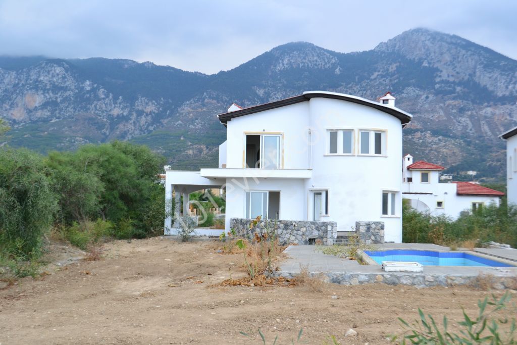 Girne / Lapta 3+1 villa denize sıfır