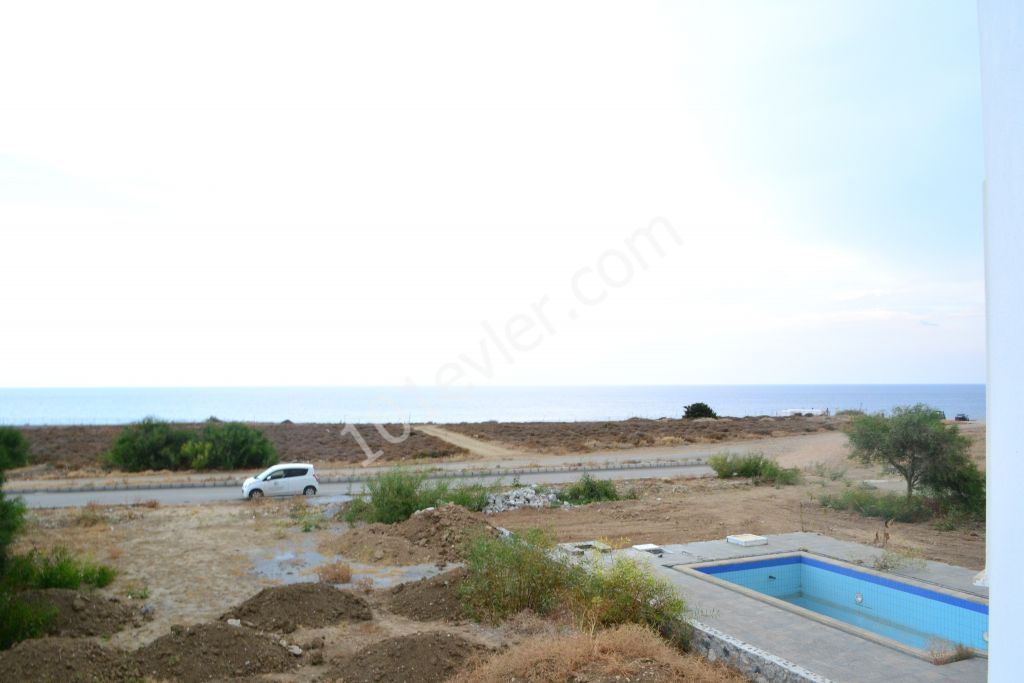 Girne / Lapta 3+1 villa denize sıfır