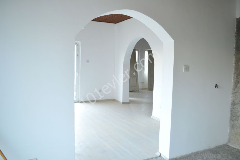 Girne / Lapta 3+1 villa denize sıfır