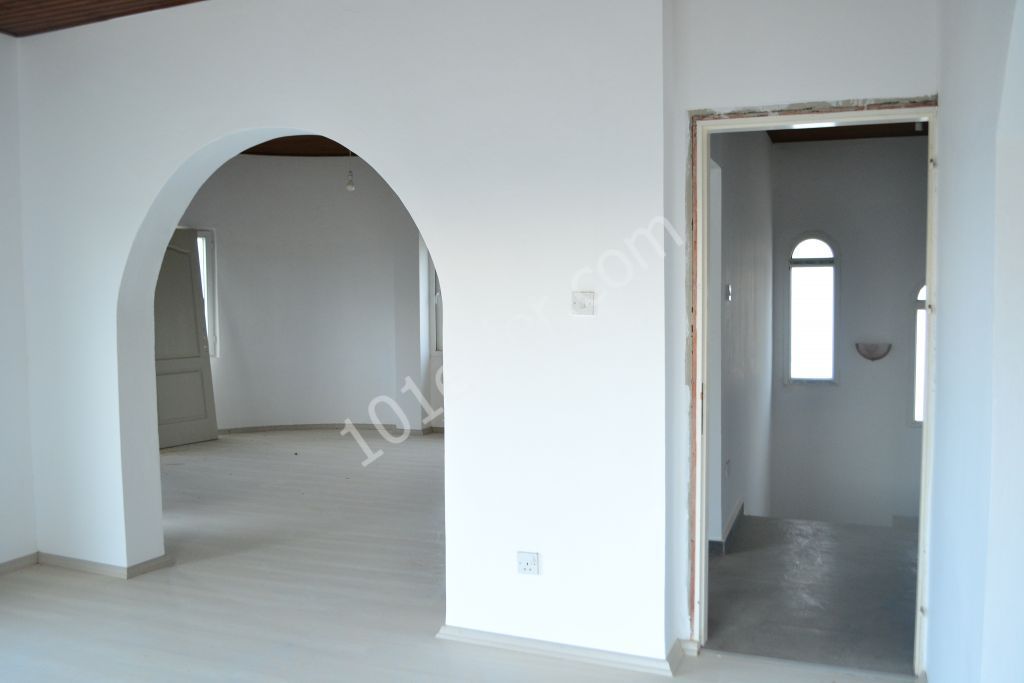 Girne / Lapta 3+1 villa denize sıfır