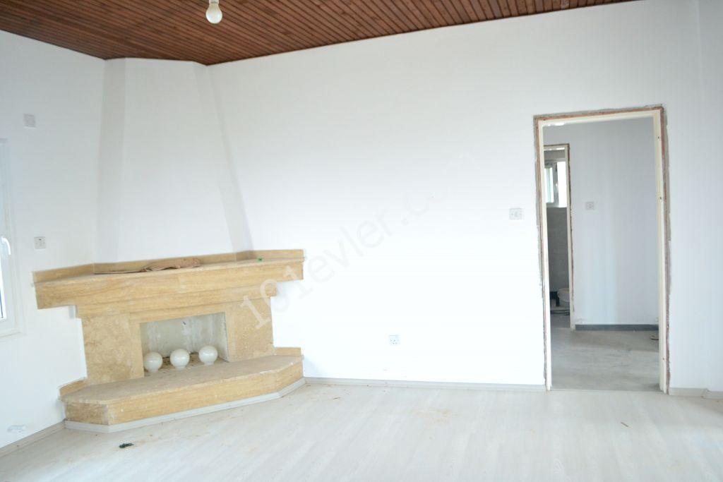 Girne / Lapta 3+1 villa denize sıfır