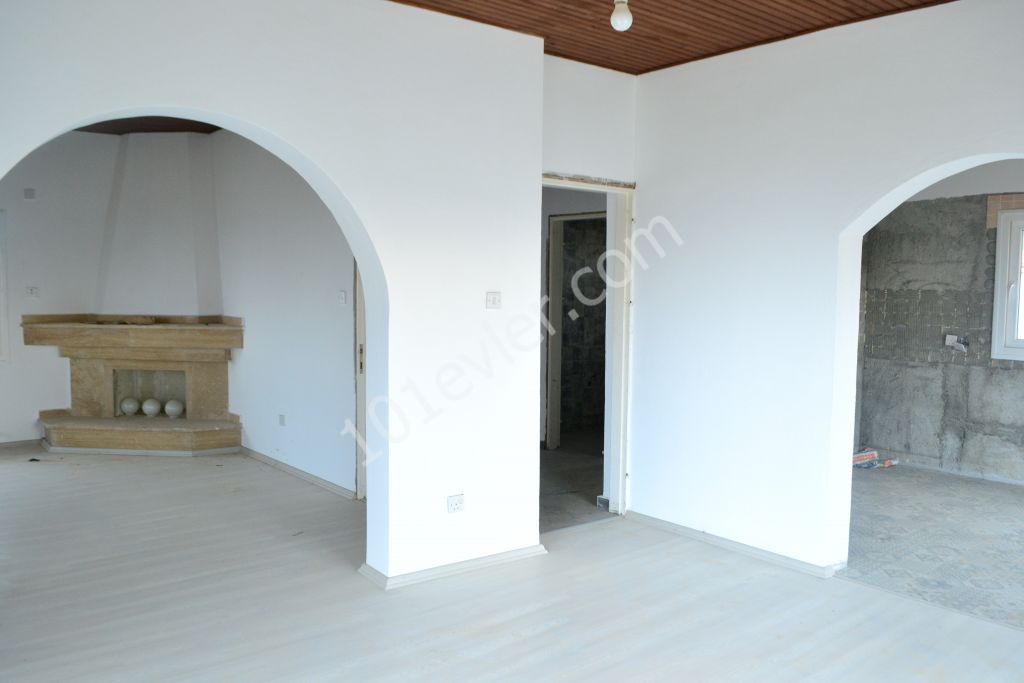 Girne / Lapta 3+1 villa denize sıfır