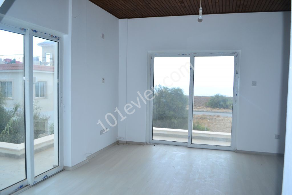 Girne / Lapta 3+1 villa denize sıfır