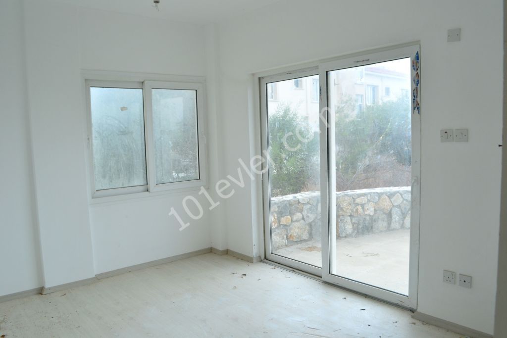 Girne / Lapta 3+1 villa denize sıfır