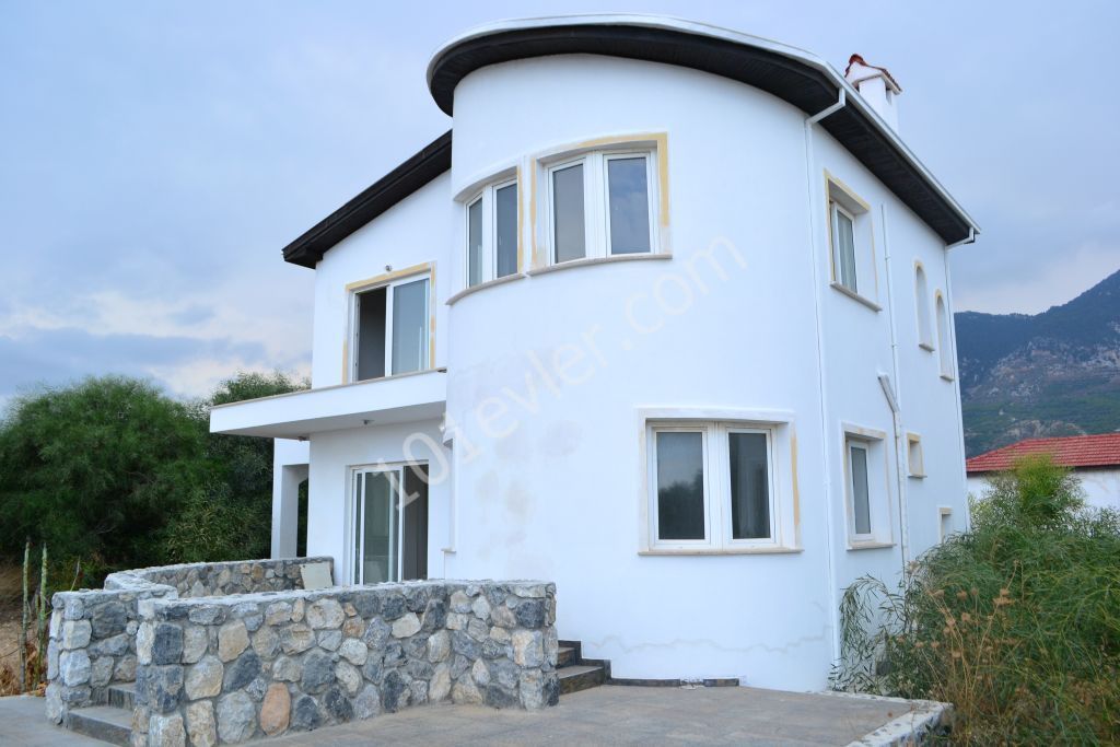 Girne / Lapta 3+1 villa denize sıfır