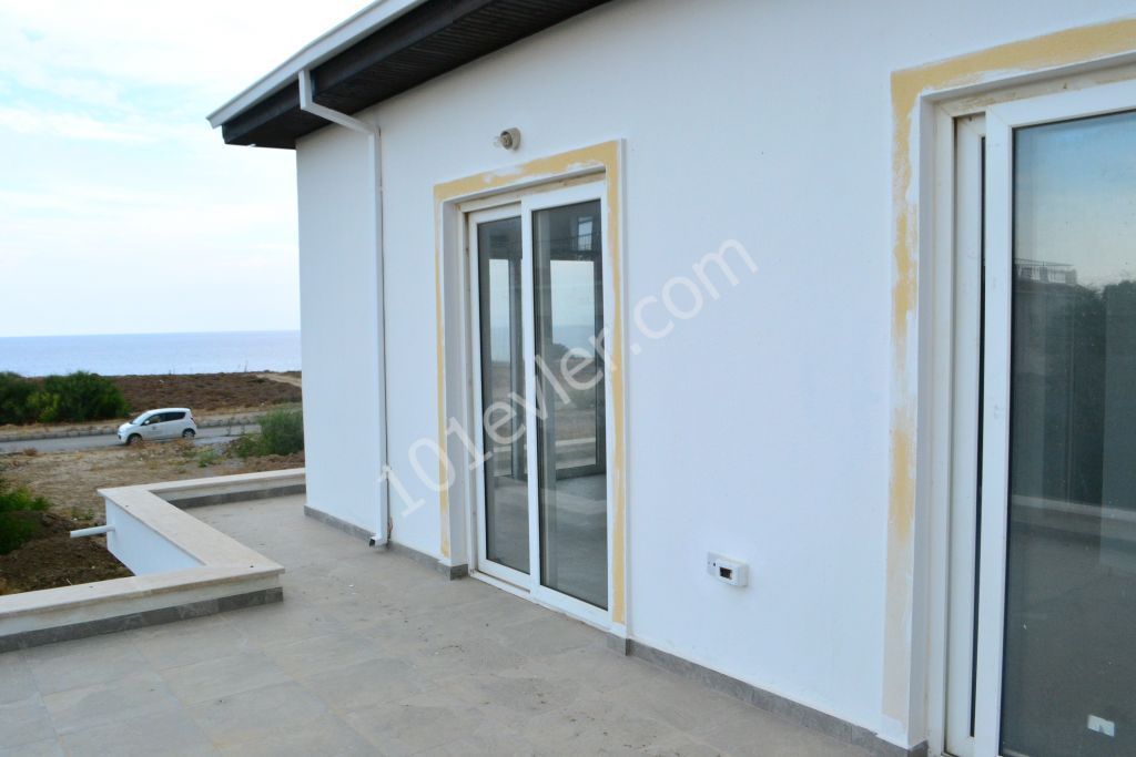 Girne / Lapta 3+1 villa denize sıfır