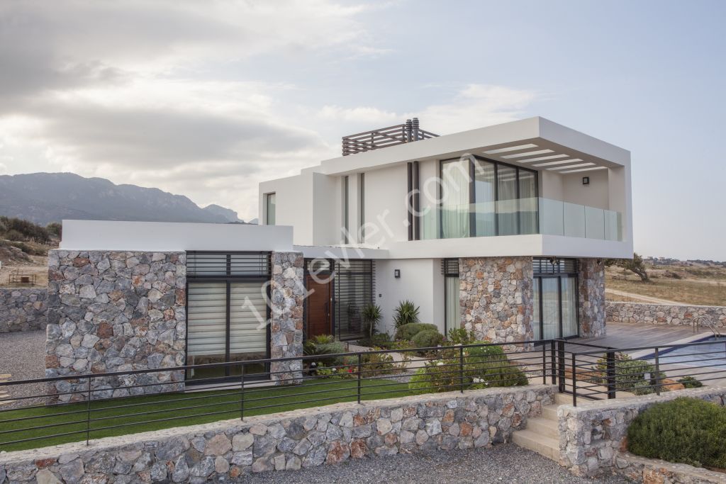 Girne/ Bahçeli  Ultra modern lüx 3 yatak odalı villa