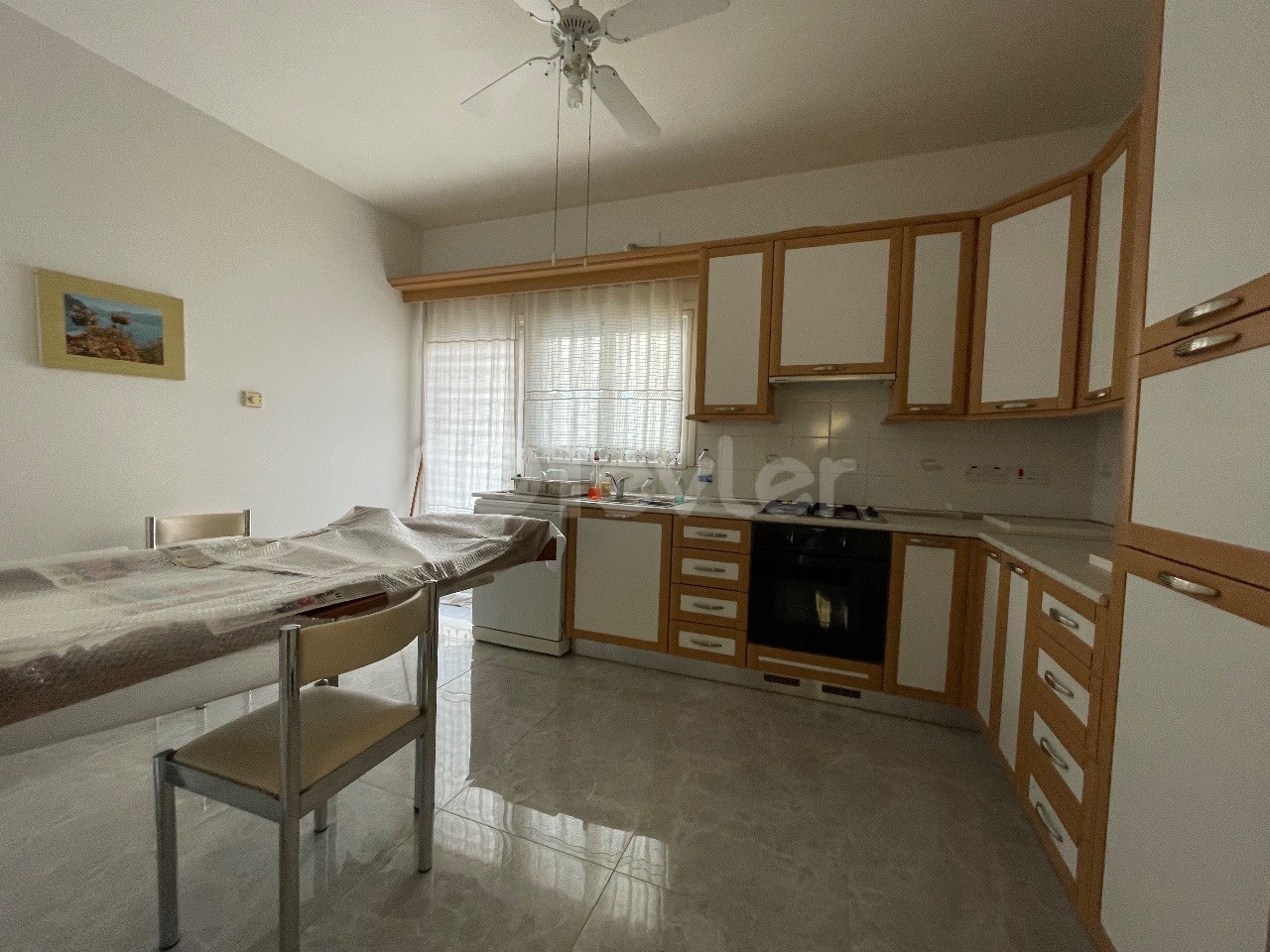 1st Floor Clinic and 3+1 Apartment that can also be used as an Office in Köşklüçiftlik