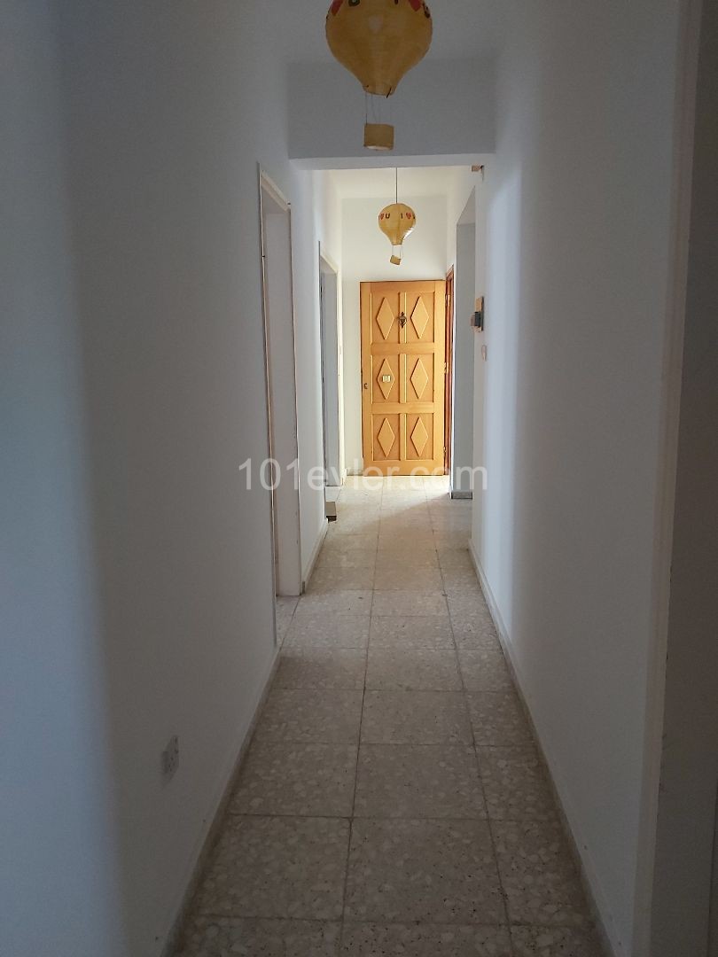 Lefkoşada kiralık geniş 3+1 daire.