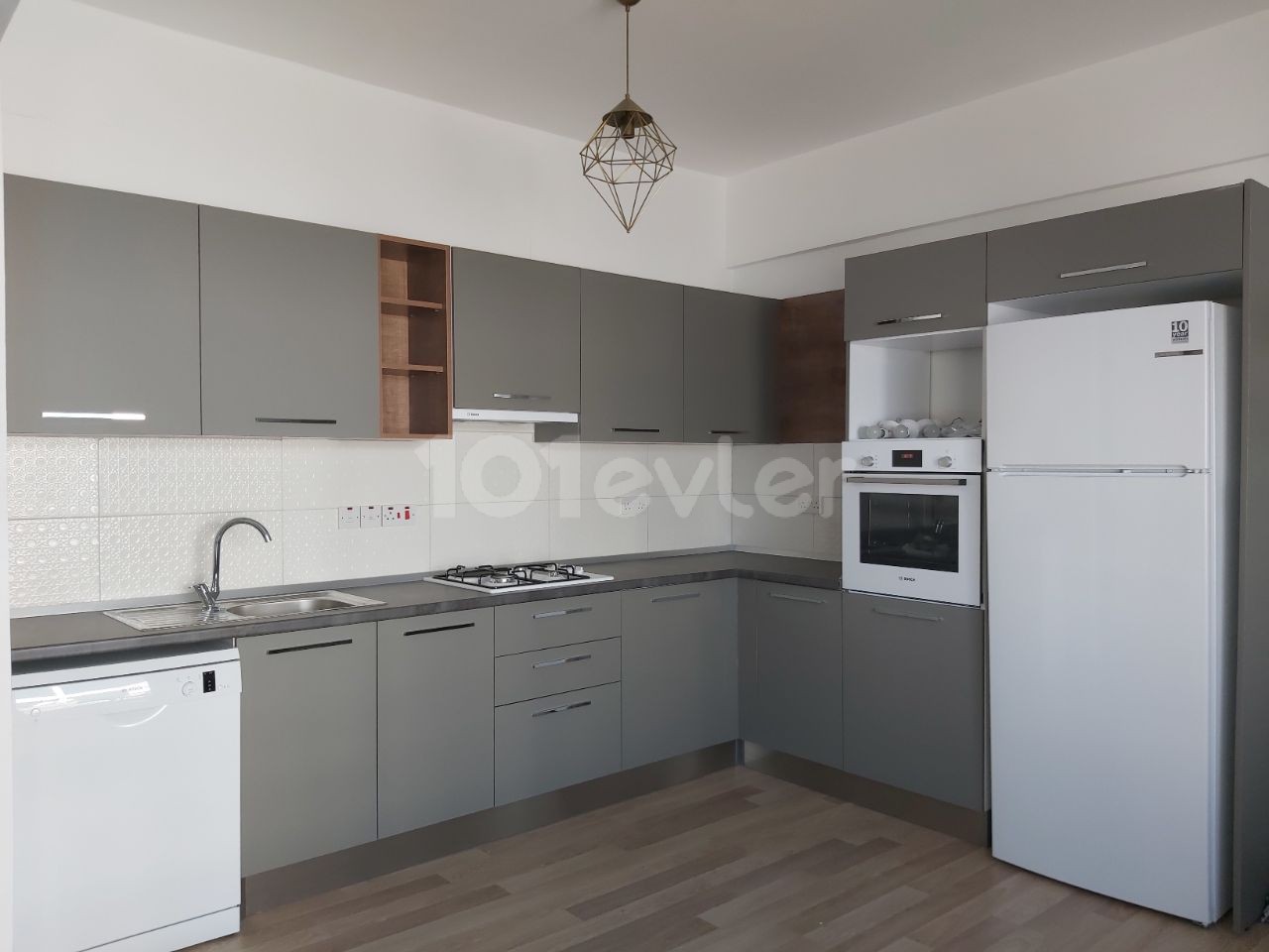 Lefkoşanı kalbi Yenişehirde kiralık 2+1 pentause 