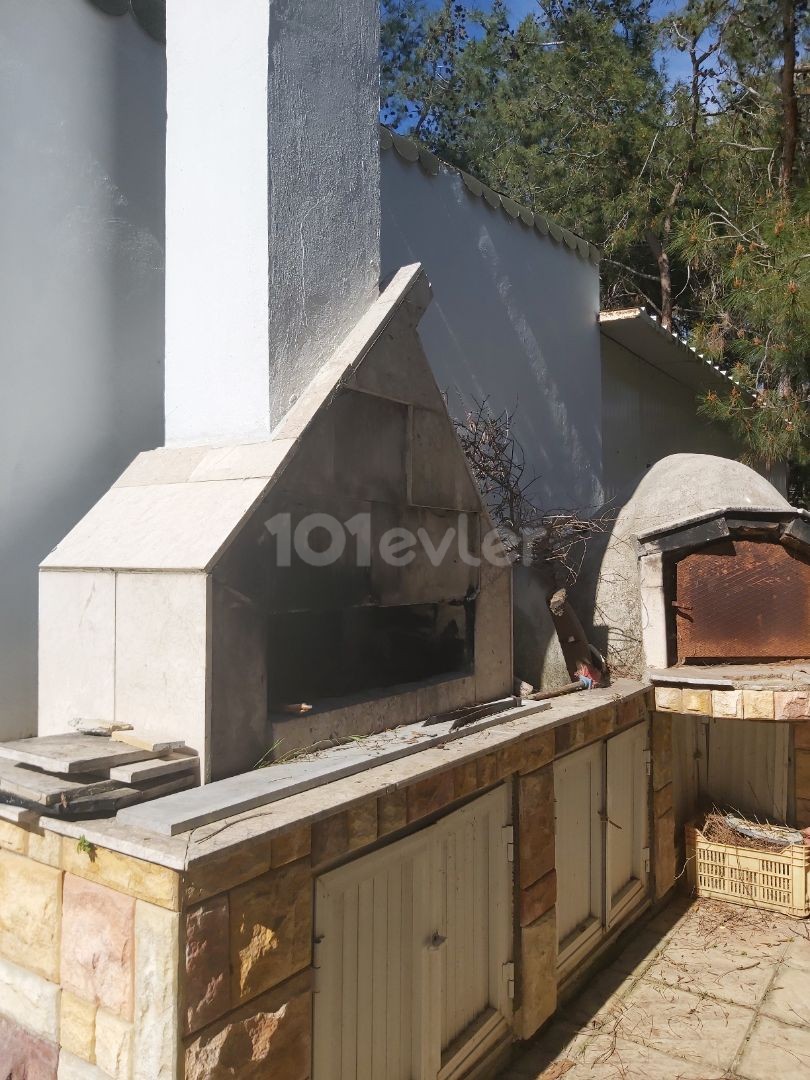 Detached house with garden for sale in Kyrenia Bogaz. 