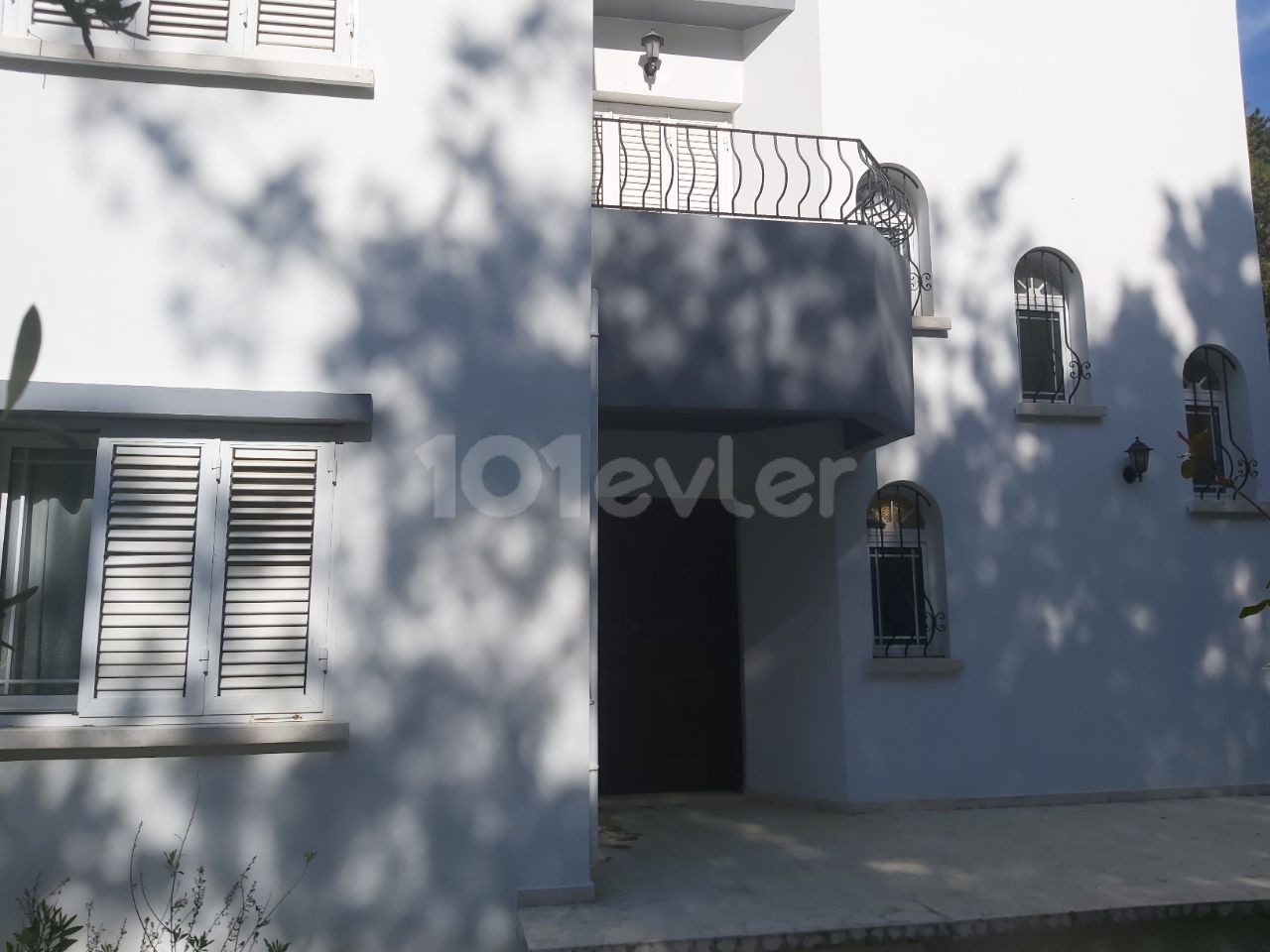 Detached house with garden for sale in Kyrenia Bogaz. 