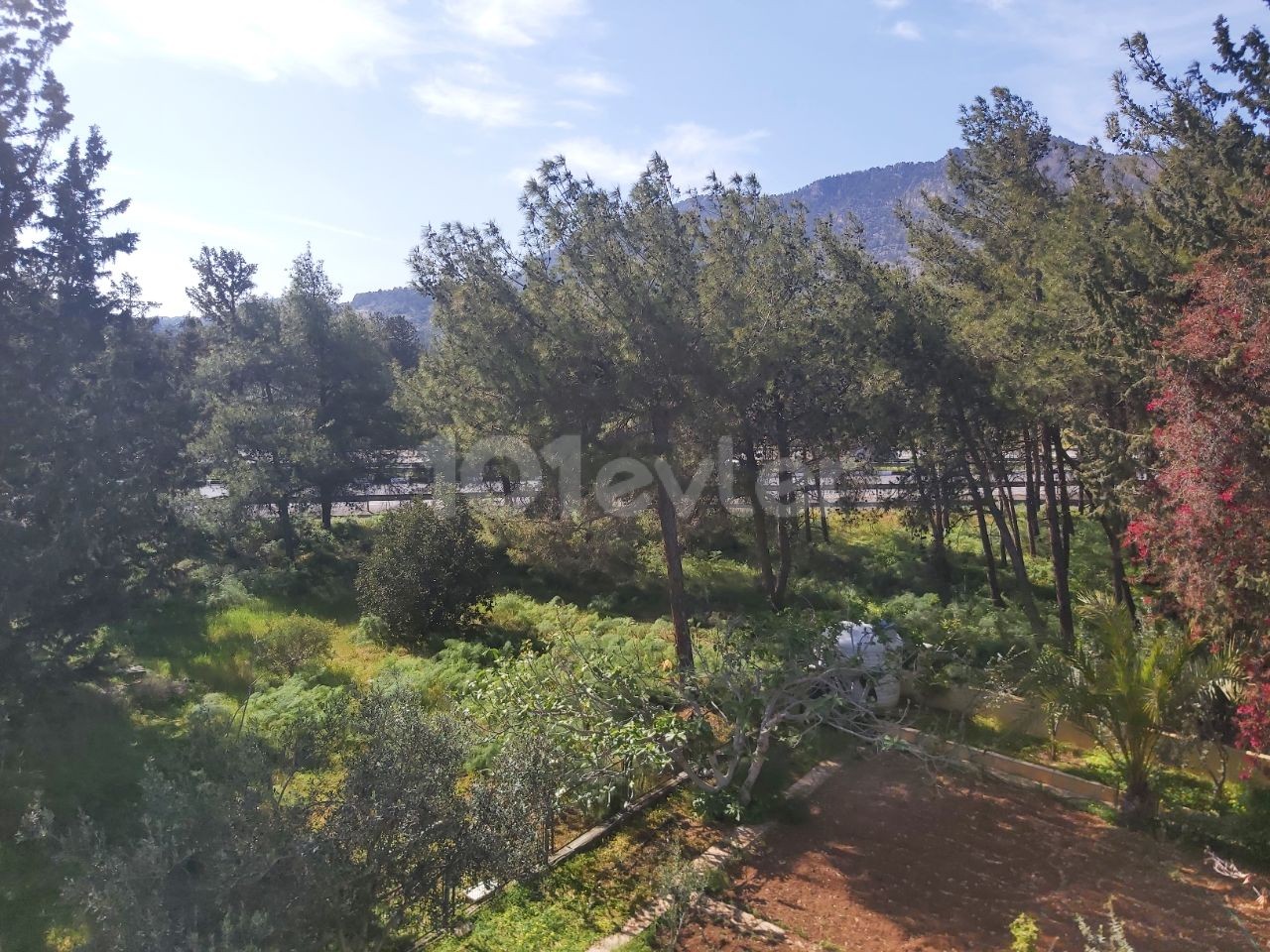 Detached house with garden for sale in Kyrenia Bogaz. 