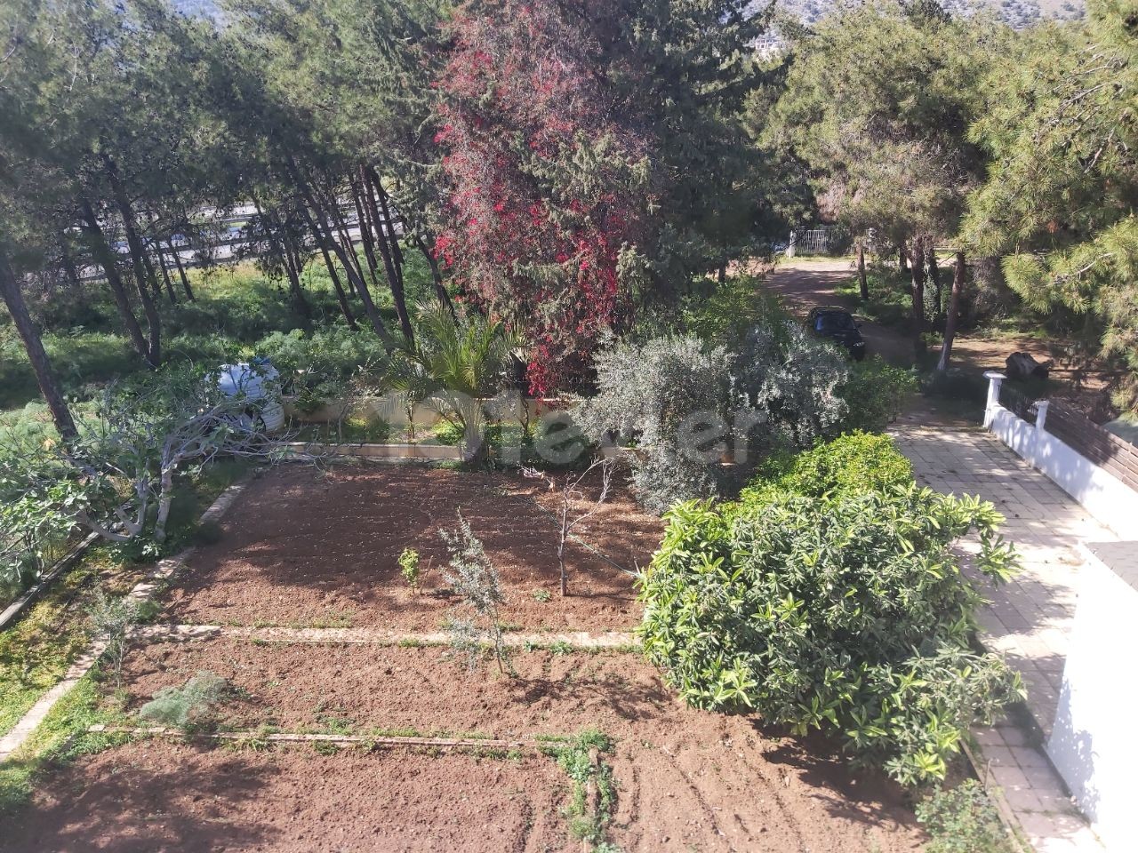 Detached house with garden for sale in Kyrenia Bogaz. 