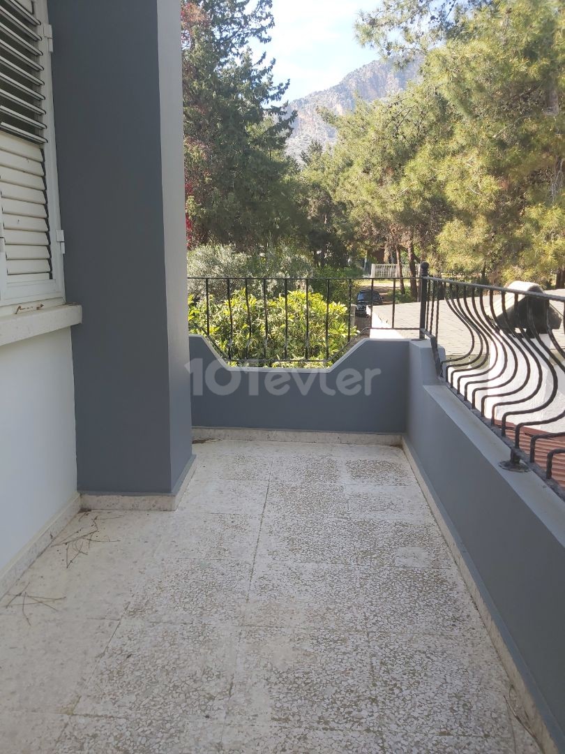 Detached house with garden for sale in Kyrenia Bogaz. 