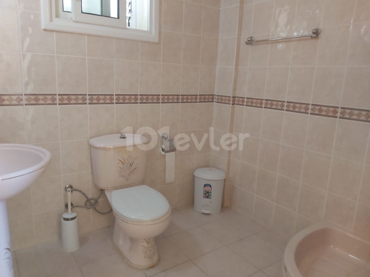 Detached house with garden for sale in Kyrenia Bogaz. 