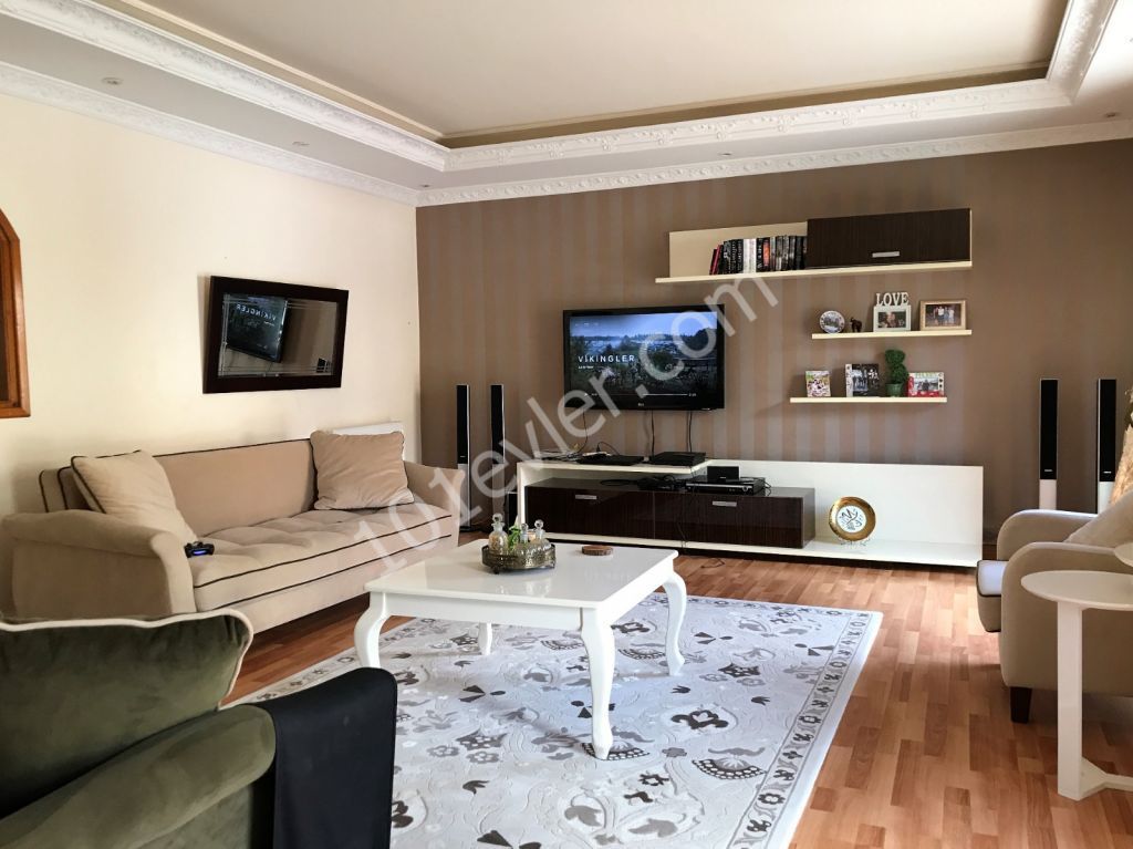 Lefkoşa Ortaköy Bölgesinde Satılık İkiz Villa