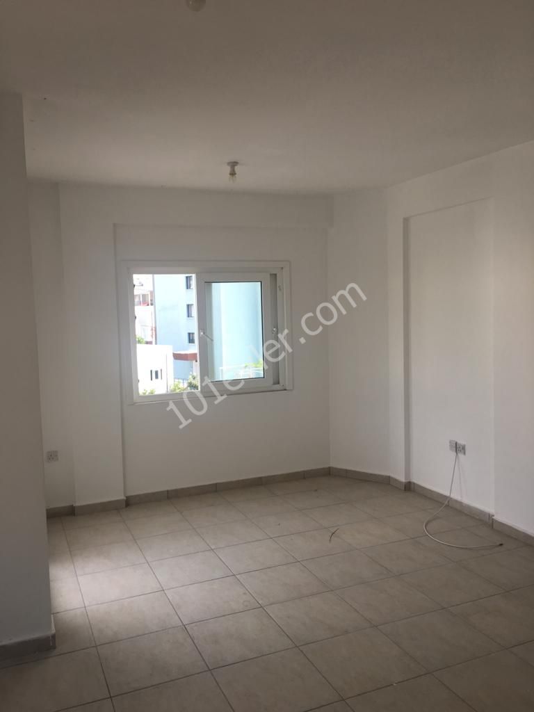 Girne Sulu Çember Arkası Eşyasız 3+1 Kiralık Daire