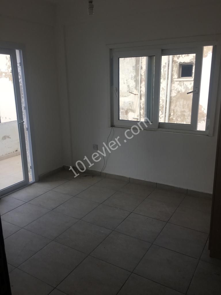 Girne Sulu Çember Arkası Eşyasız 3+1 Kiralık Daire