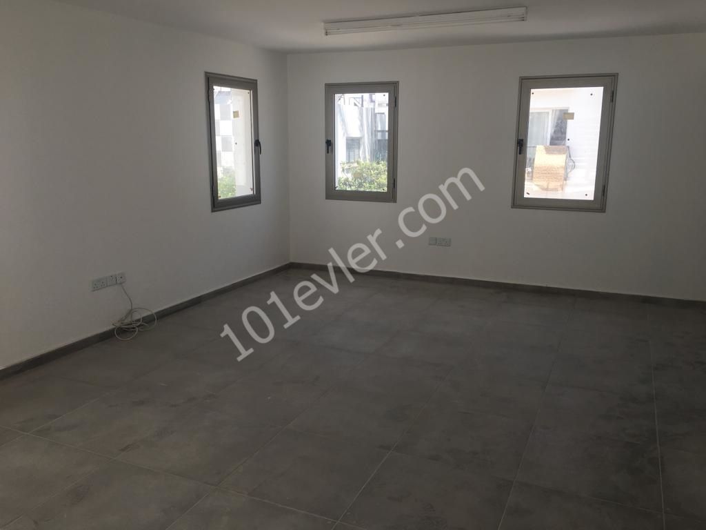 Girne Merkezde 165m2 Kullanım Alanlı Sende Katlı Kiralık Dükkan