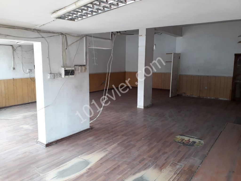 Girne Merkezde 160m2 Kullanım Alanı Olan Ana Cadde Üzeri Kiralık Dükkan