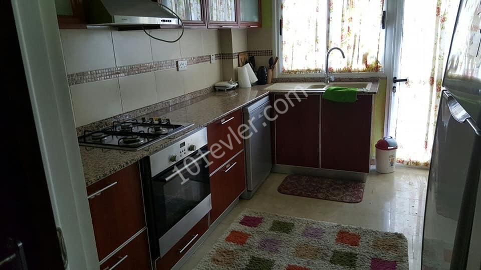 Girne 23 Nisan Okulu Bölgesinde Merkezde Kiralık 3+1 