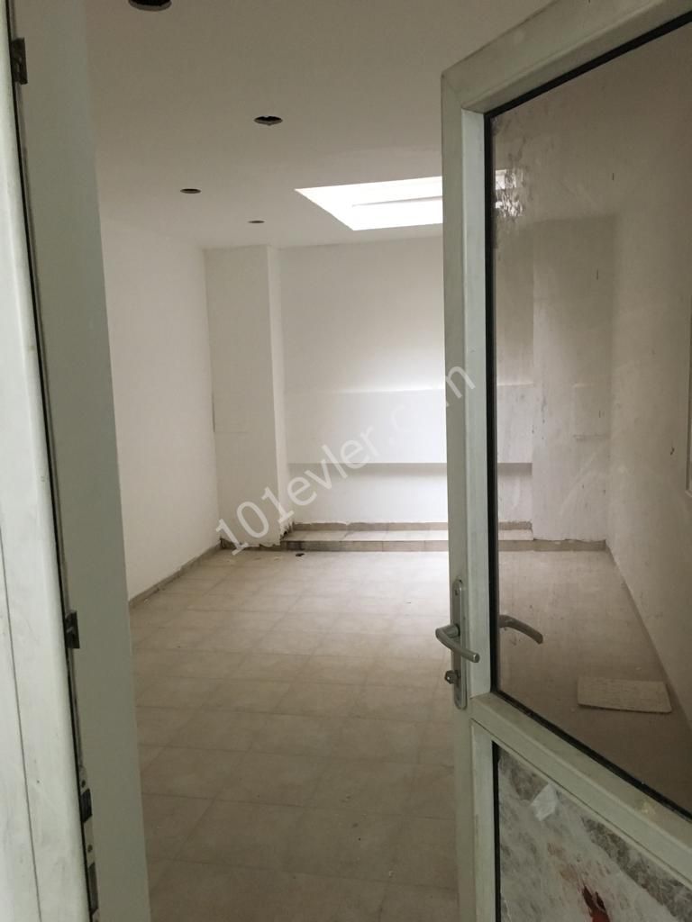 Girne Merkezde Ana Cadde Üzerinde 100 m2 Kullanım Alanlı Kiralık Dükkan