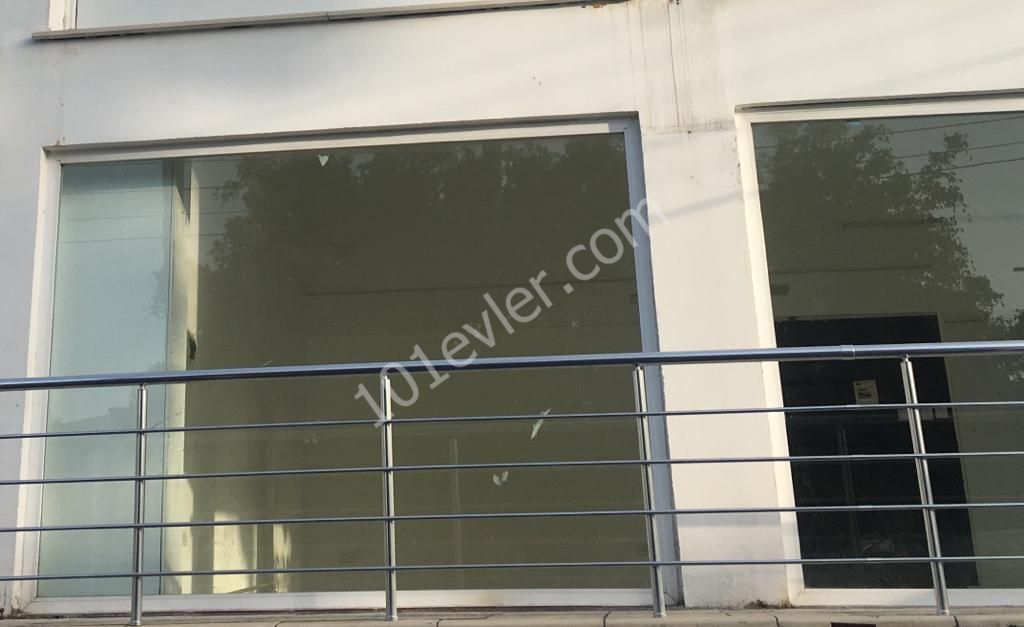 Girne Merkezde Kiralık 80m2 Kullanım Alanlı Geniş Çepheli Dükkan