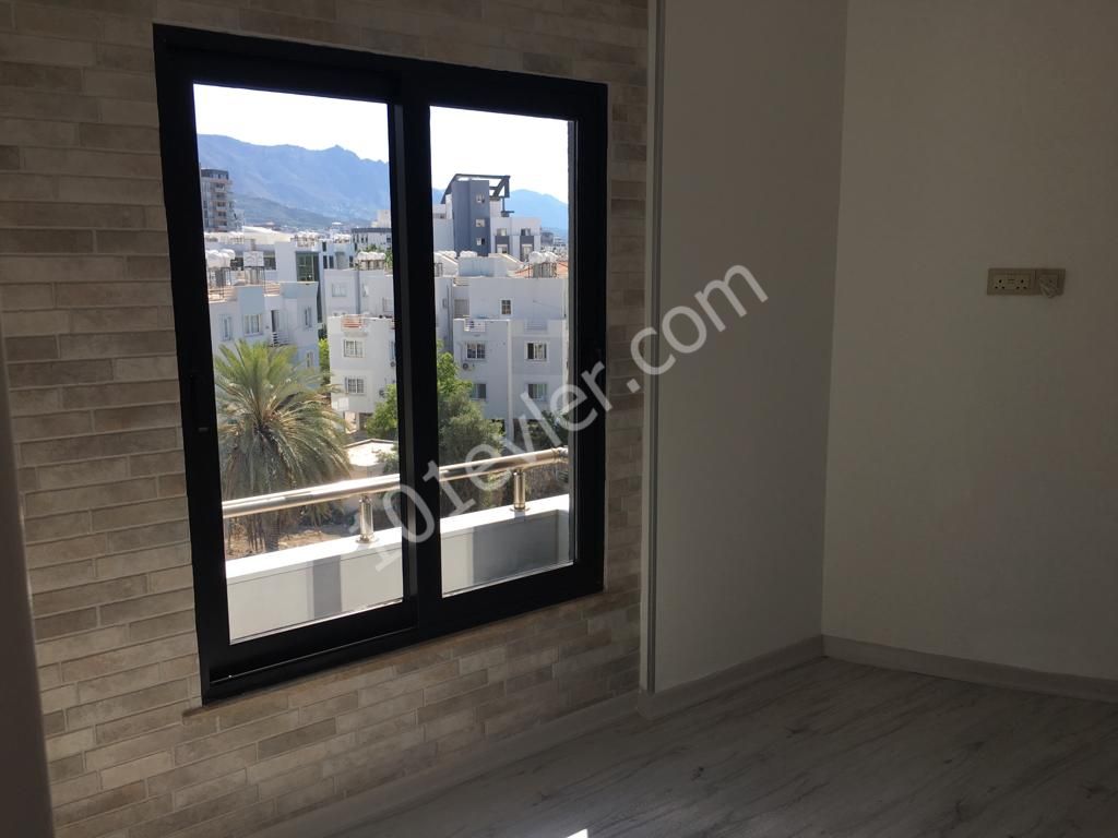 Girne Merkezde Yeni Bina 2+1 Kısmi Eşyalı Manzaralı Kiralık Daire