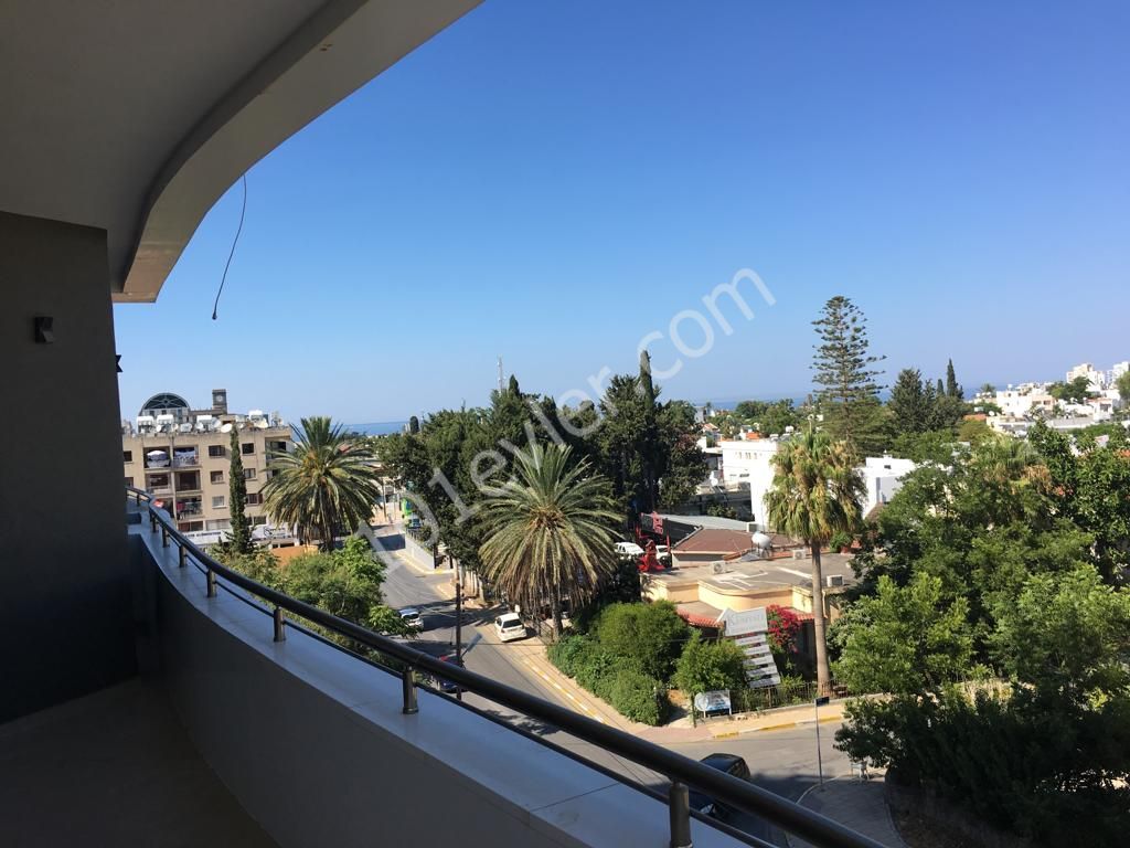 Girne Merkezde Yeni Bina 2+1 Kısmi Eşyalı Manzaralı Kiralık Daire