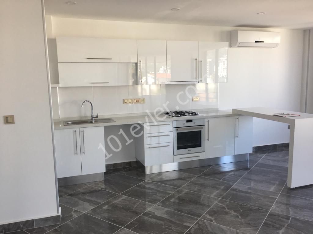 Girne Merkezde Yeni Bina 2+1 Kısmi Eşyalı Manzaralı Kiralık Daire