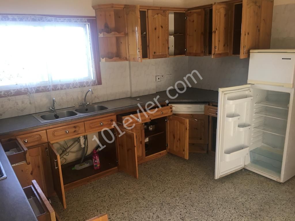 Lapta'da Merkezi Konumda Deniz Manzaralı-Yemek Odalı Geniş 3+1 Apartman Dairesi