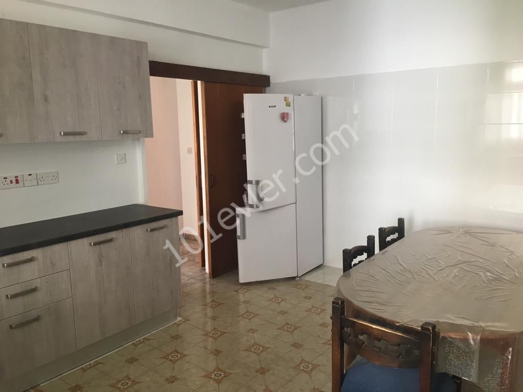 Girne Yeni Liman Bölgesinde Geniş Kiralık 3+1 Apartman Dairesi 