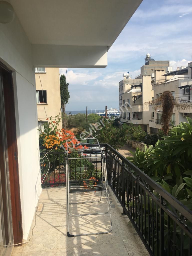 Girne Yeni Liman Bölgesinde Geniş Kiralık 3+1 Apartman Dairesi 