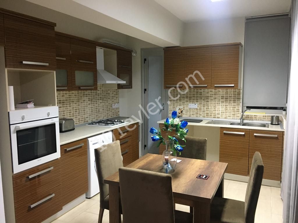 Girne Merkezde Gloria Jeans Arkası 3+1 Kiralık Daire