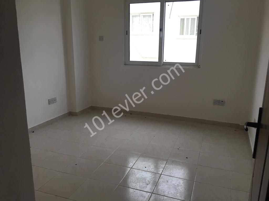 Girne Merkezde EŞYASIZ Kiralık 3+1 