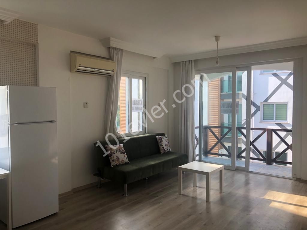 Girne Merkezde Site İçerisinde 1+1 Ortak Havuzlu Eşyalı Daire