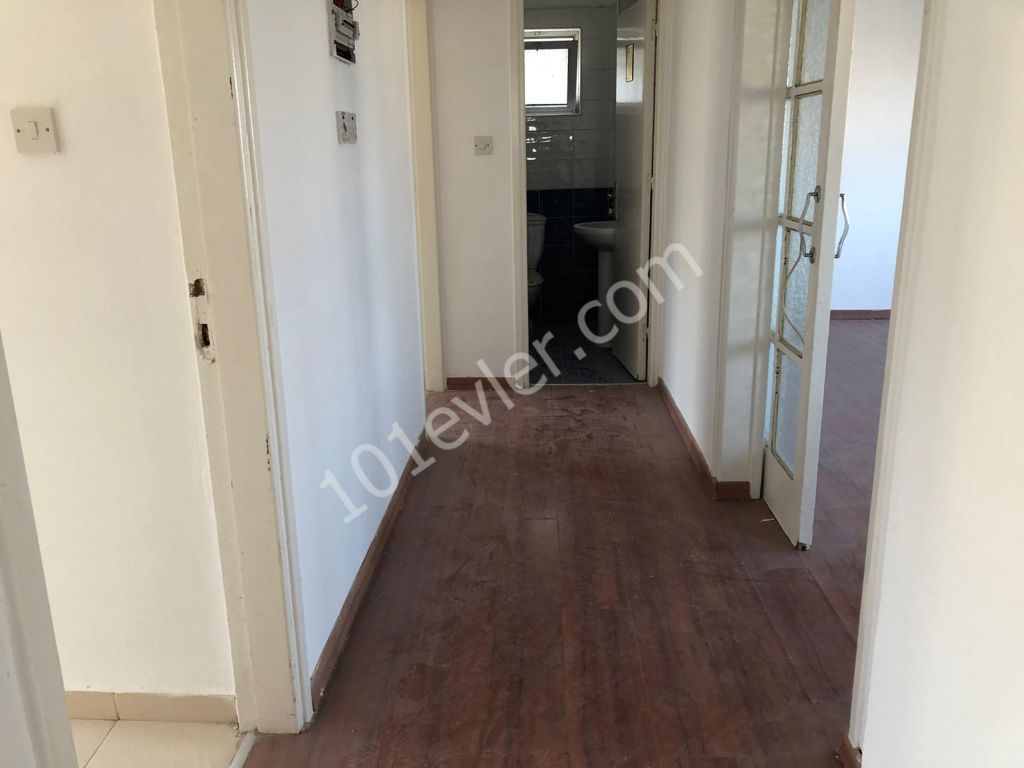 Girne Merkez Terminal Bölgesinde Kiralık EŞYASIZ 3+1 Daire