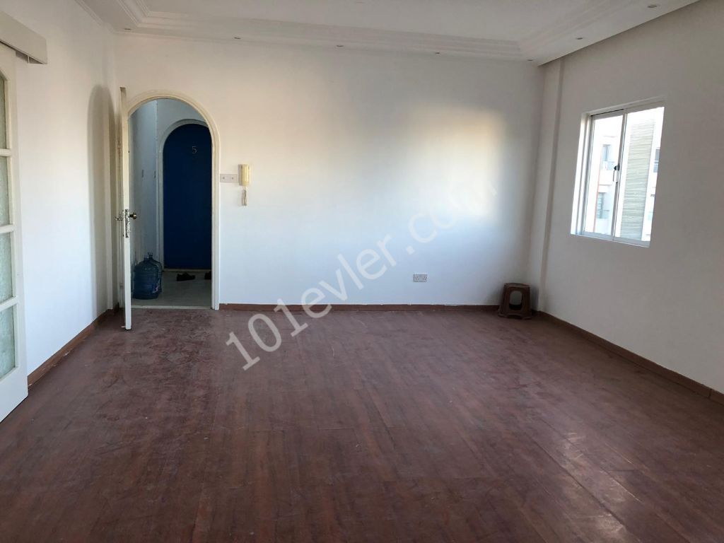 Girne Merkez Terminal Bölgesinde Kiralık EŞYASIZ 3+1 Daire