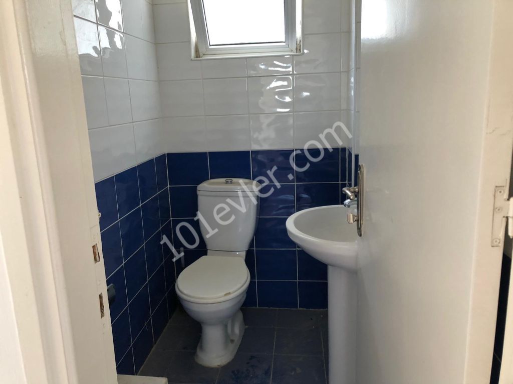 Girne Merkez Terminal Bölgesinde Kiralık EŞYASIZ 3+1 Daire